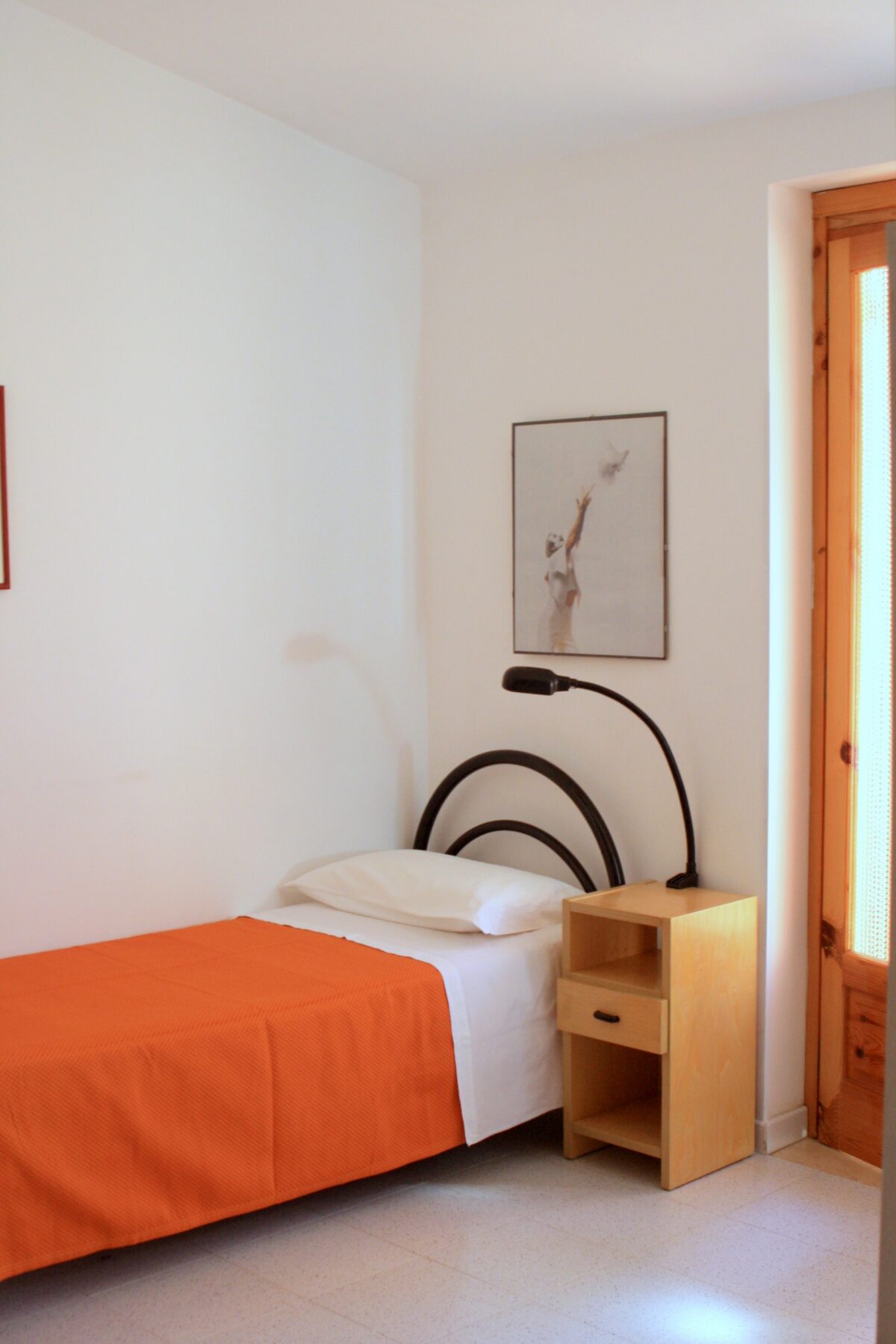 Monolocale con letto singolo e arredamento semplice a Villa Agrimare