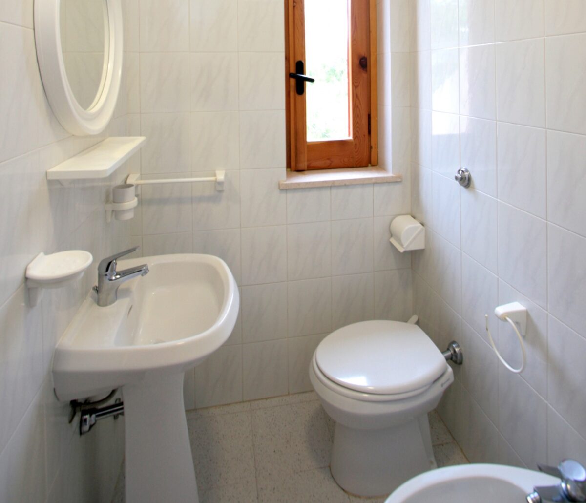 Bagno privato con doccia nel monolocale standard di Villa Agrimare