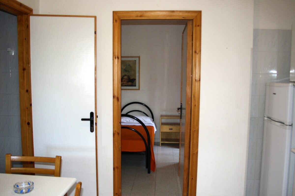 Ingresso del bilocale con vista sulla camera da letto matrimoniale