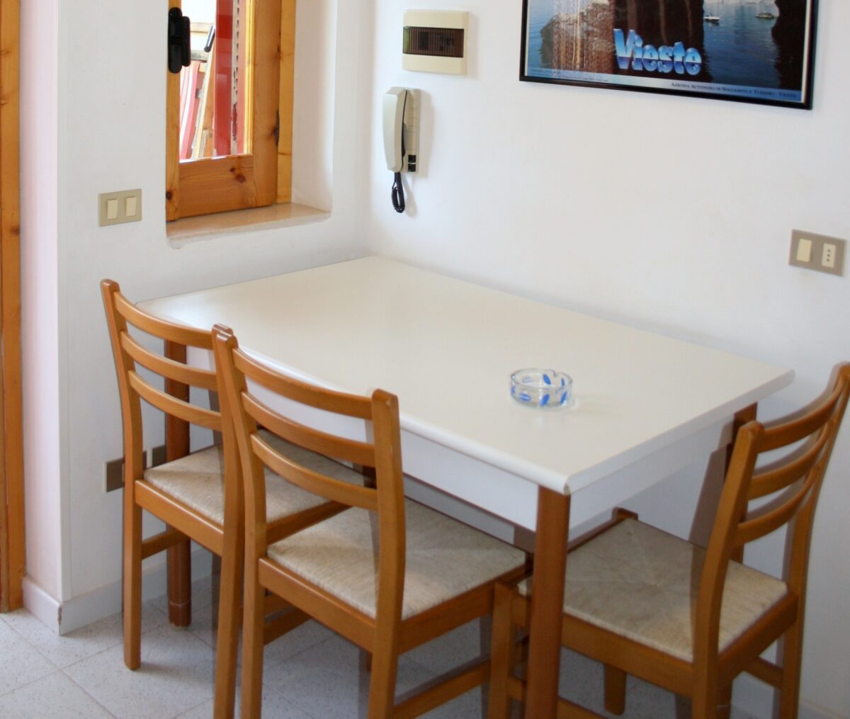 Tavolo da pranzo con sedie in legno nel bilocale 3 persone a Villa Agrimare