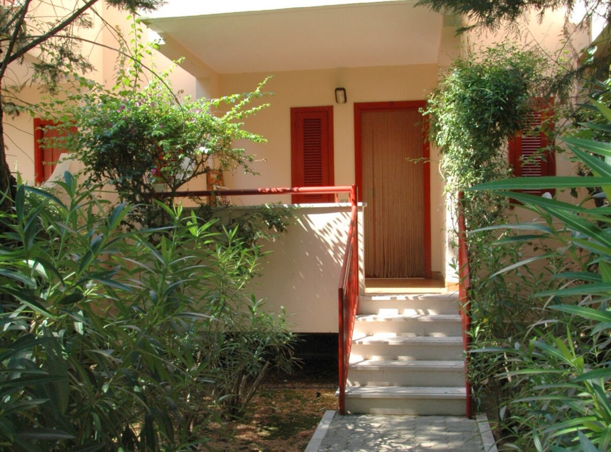 Ingresso indipendente con scala immerso nella natura a Villa Agrimare