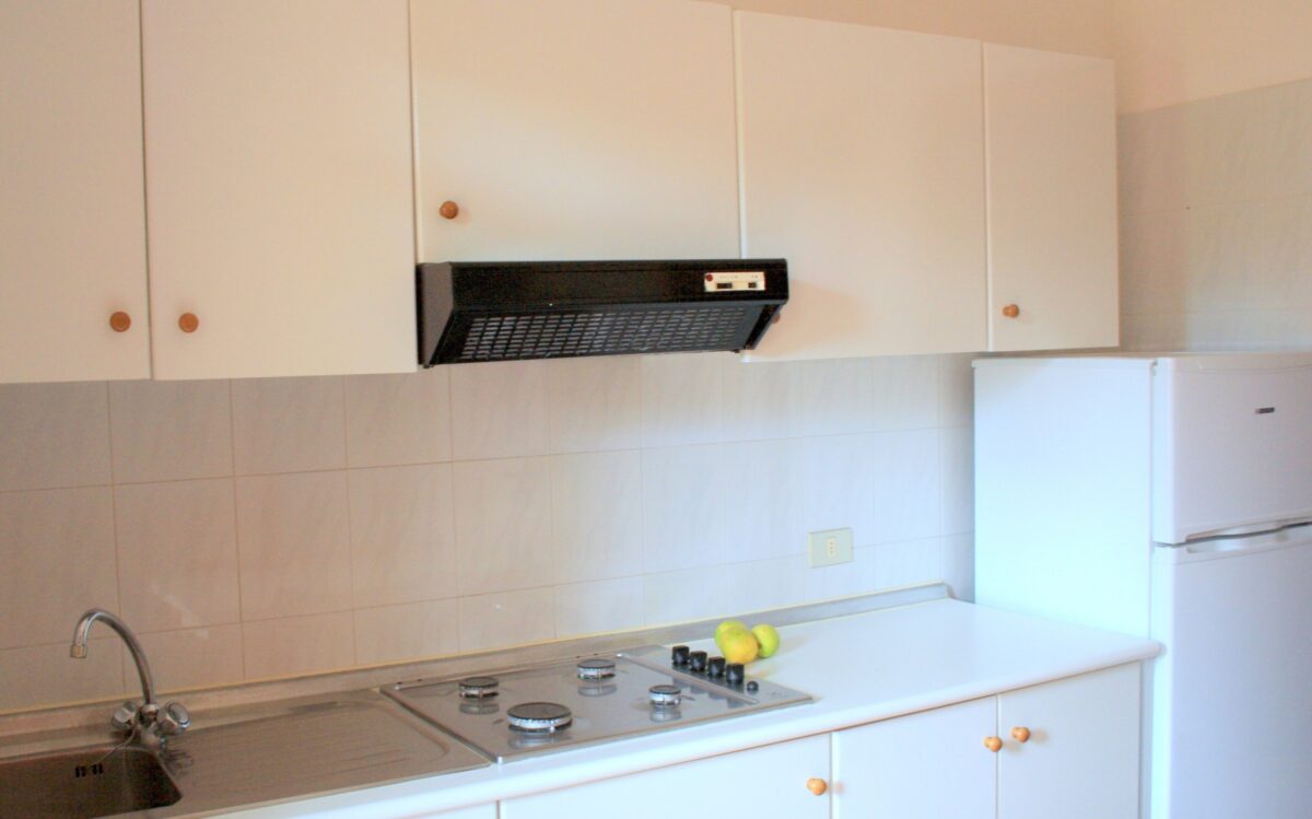 Cucina con piano cottura nel bilocale 3 persone