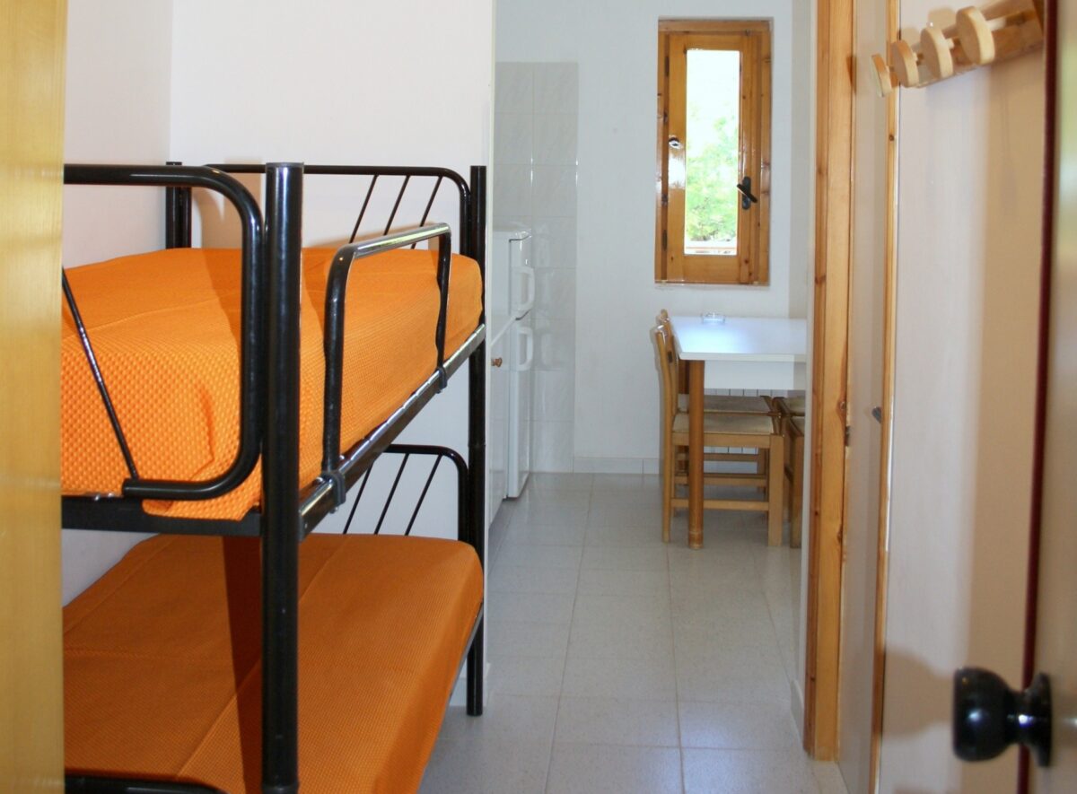 Camera con letto a castello e finestra luminosa nel bilocale 3/4 persone