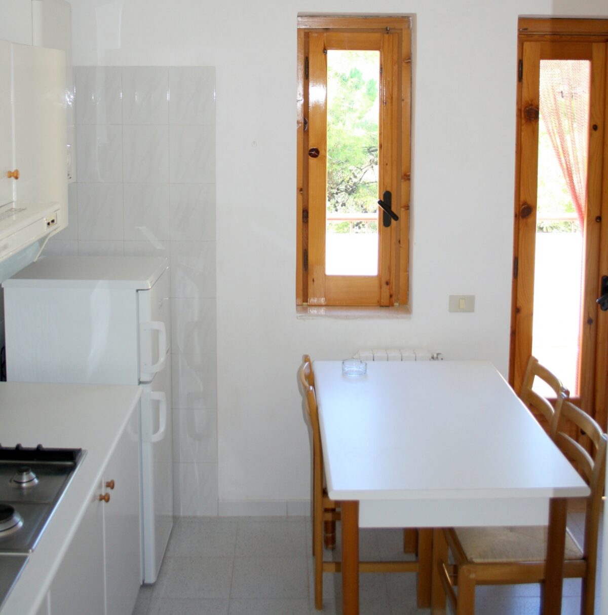 Cucina attrezzata con tavolo da pranzo nel bilocale 3/4 persone