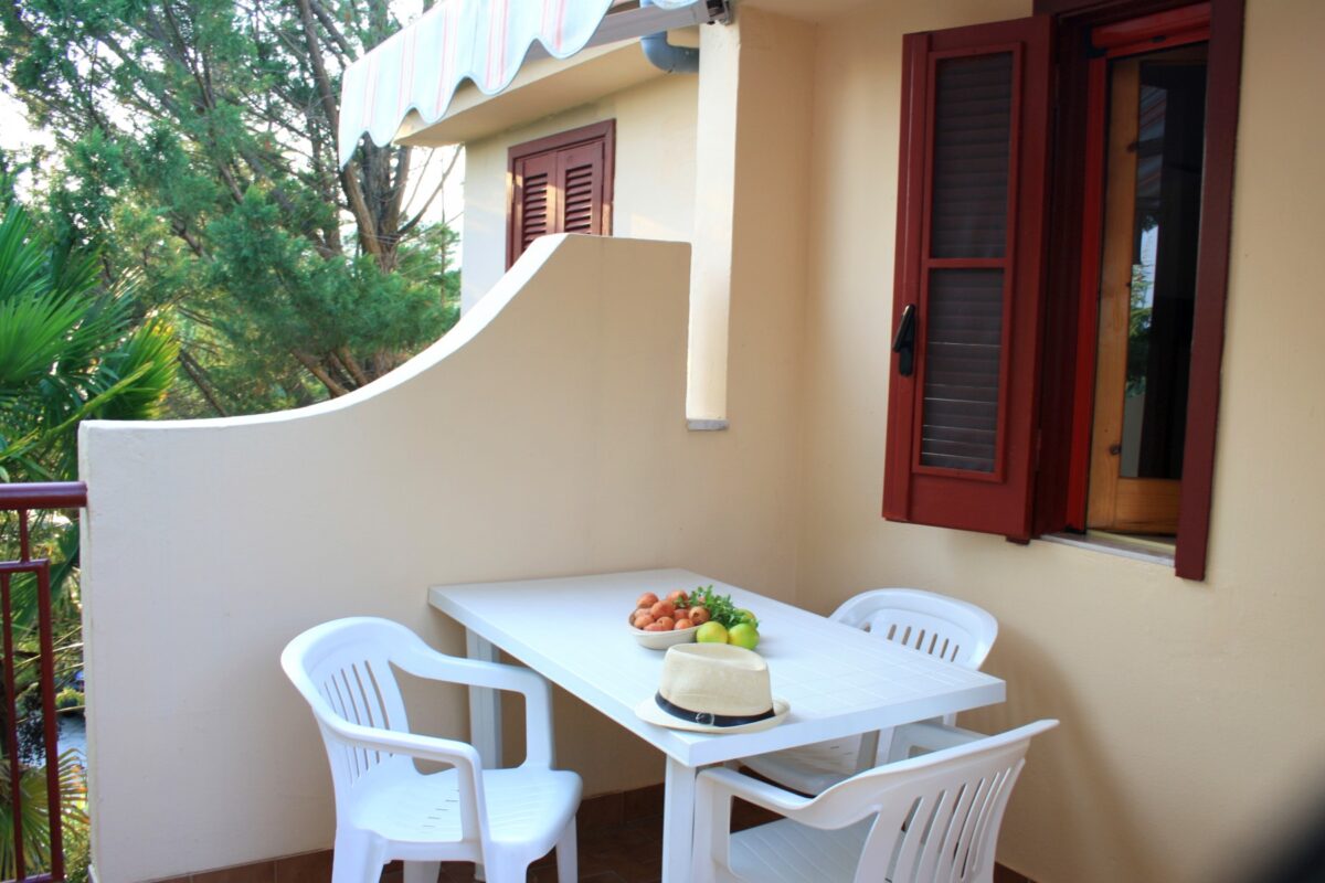 Veranda con tavolo e sedie per pranzi all’aperto a Villa Agrimare