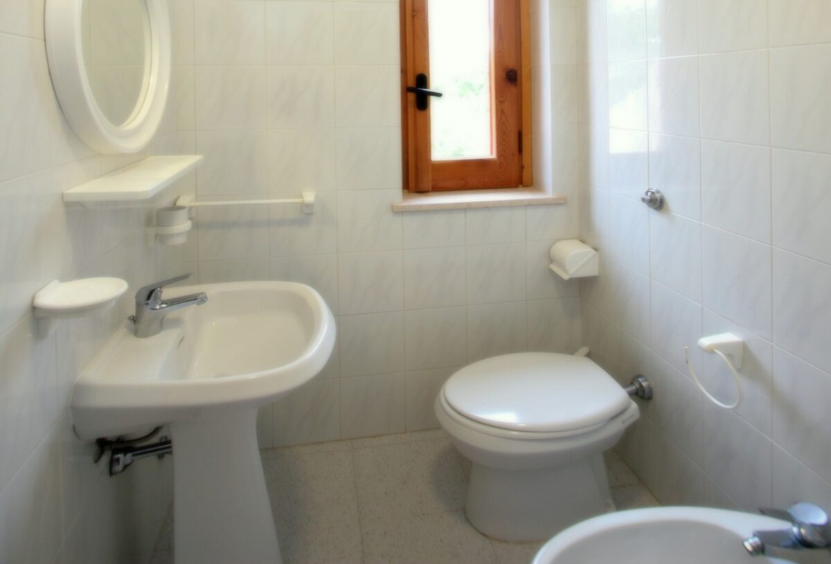 Bagno privato con doccia e finestra nel bilocale di Villa Agrimare