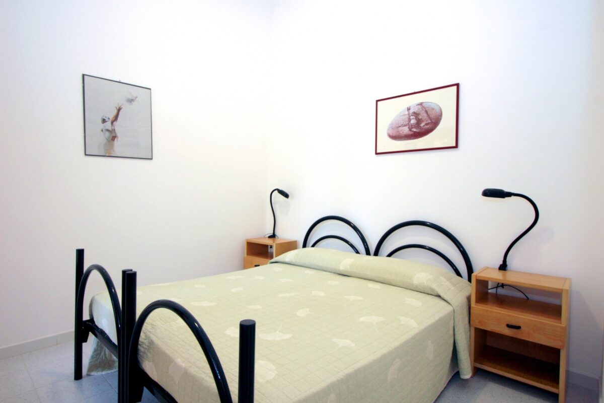 Camera con letto matrimoniale nel trilocale tre persone