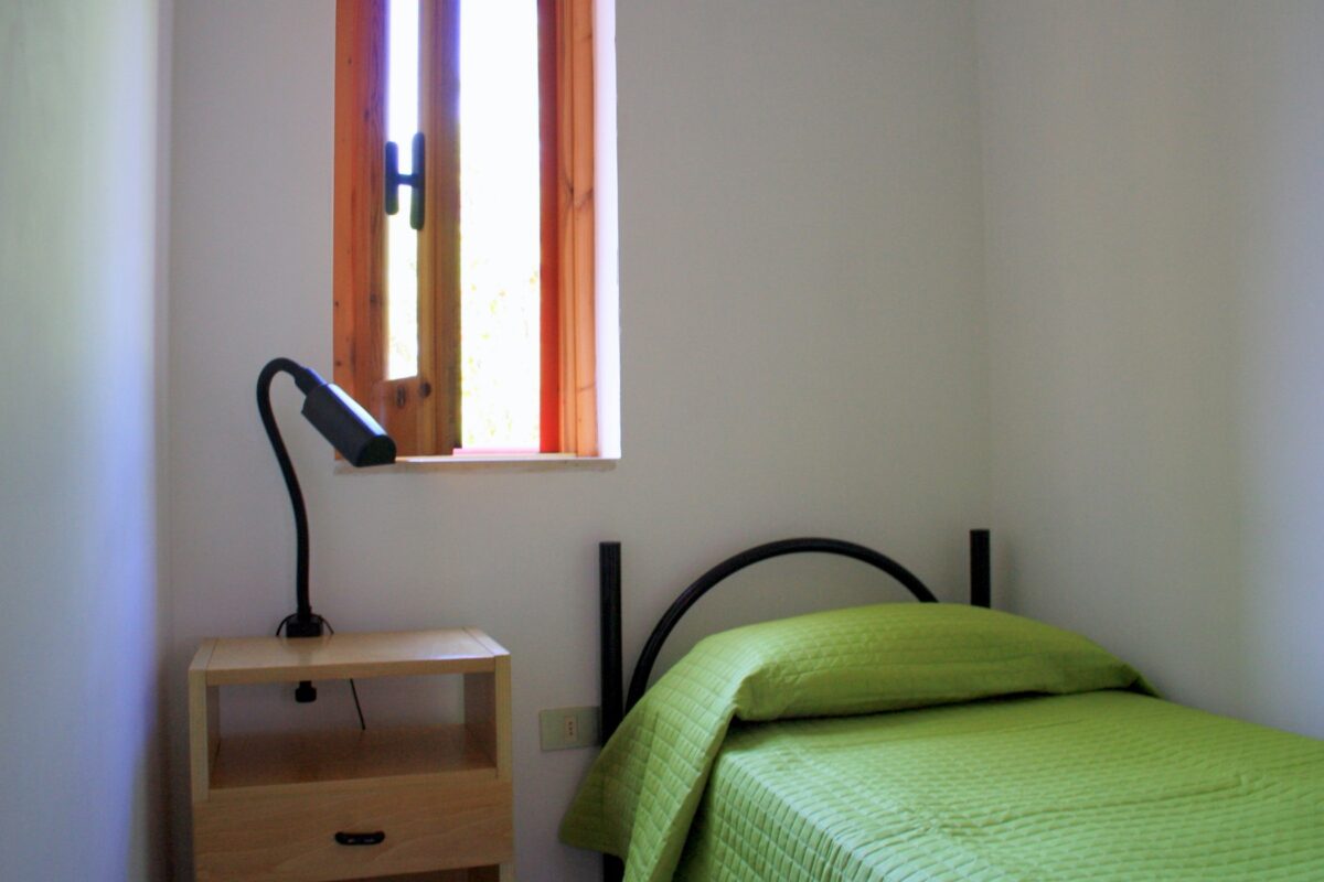 Camera con letto singolo e finestra con vista nel trilocale di Villa Agrimare