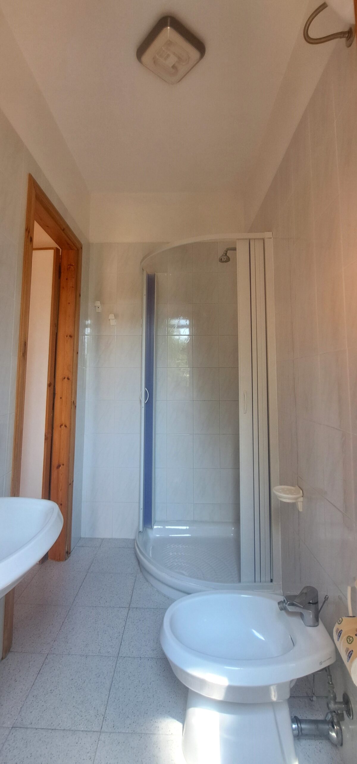 Bagno privato con doccia e sanitari nel bilocale di Villa Agrimare